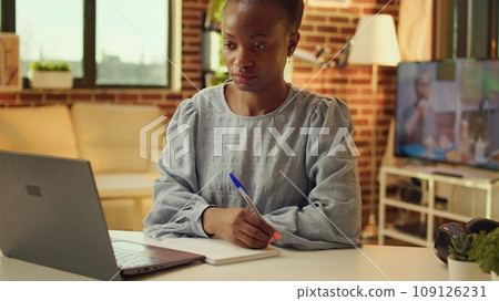 Developing objective schedule to complete job before due date, freelancer operates from home. Teleworker conducting list of ideas and remarks for independent work, internet based activities. 109126231