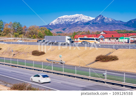 (Okayama Prefecture) Yonago Expressway and snow-capped Mt. Daisen seen from Hiruzen SA 109126588