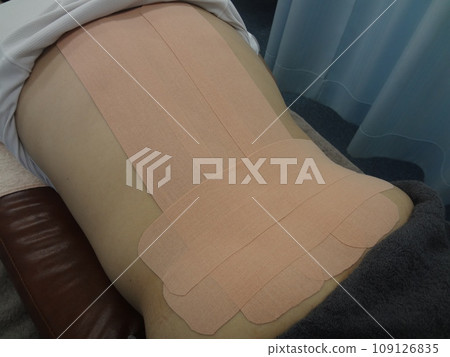 Taping on the waist 109126835