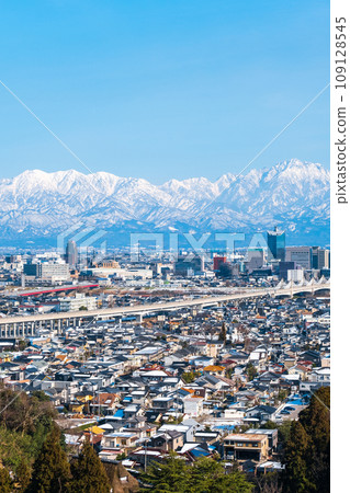 從吳羽山公園眺望富山市和立山山脈（冬季） 109128545