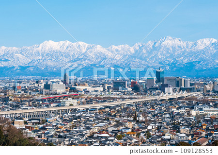 View of Toyama city and Tateyama mountain range from Kurehayama Park (winter) 109128553