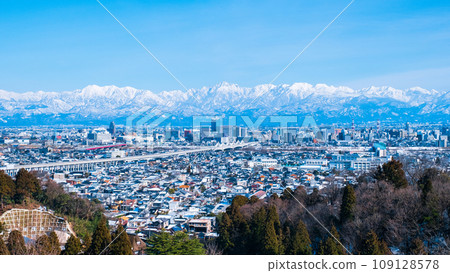 從吳羽山公園眺望富山市和立山山脈(冬季) 從吳羽山公園眺望富山市和立山山脈(冬季) 109128578