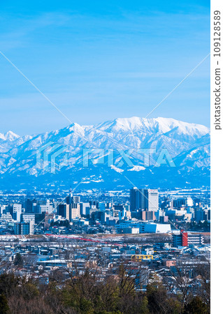 View of Toyama city and Tateyama mountain range from Kurehayama Park (winter) 109128589