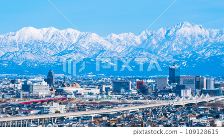 從吳羽山公園眺望富山市和立山山脈(冬季) 從吳羽山公園眺望富山市和立山山脈(冬季) 109128615