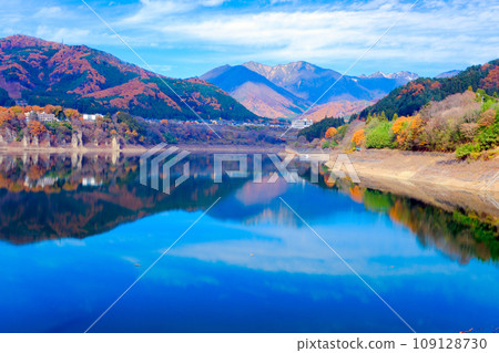 Lake Akaya in autumn leaves 3 109128730