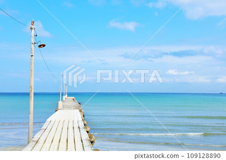 Chiba Prefecture Blue Sky Sea and Okamoto Pier (Haraoka Pier) Chiba Prefecture Blue Sky Sea and Okamoto Pier (Haraoka Pier) 109128890