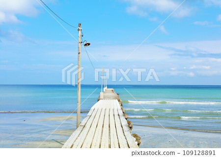 Chiba Prefecture Blue Sky Sea and Okamoto Pier (Haraoka Pier) Chiba Prefecture Blue Sky Sea and Okamoto Pier (Haraoka Pier) 109128891