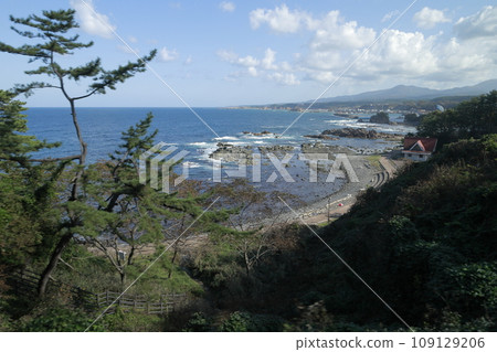 Spectacular views of the clear azure sea and strangely shaped rocks of the Sea of Japan on a clear day from the Gono Line train window. 109129206