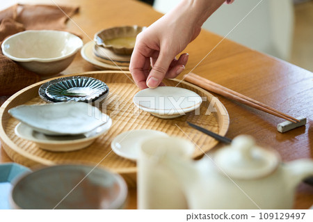 桌子上的餐具 109129497