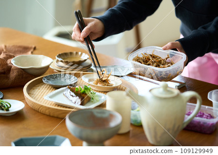 一位女士正在供應 Kinpira 牛蒡 109129949