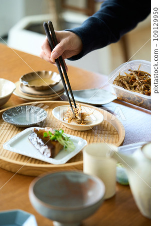 一位女士正在供應 Kinpira 牛蒡 109129950