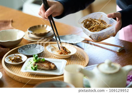 一位女士正在供應 Kinpira 牛蒡 109129952