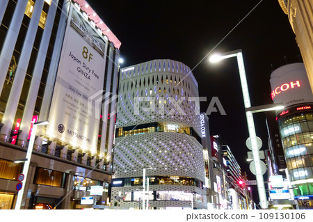 Tokyo Ginza gorgeous 4-chome intersection landmark and clock Tokyo Ginza gorgeous 4-chome intersection landmark and clock 109130106