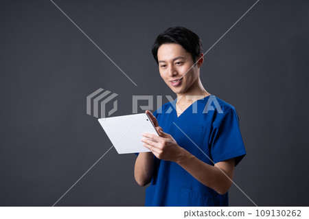 穿著磨砂服的中醫生 穿著磨砂服的中醫生 109130262