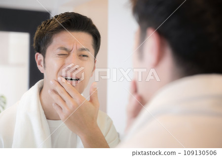 A man with a toothache: It might hurt a bit and sting - Image of hypersensitivity and tooth decay 109130506