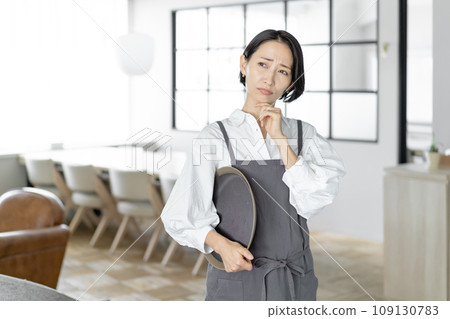 穿著圍裙思考的女人 109130783