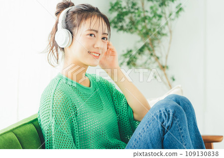 年輕女子在房間裡聽音樂 109130838