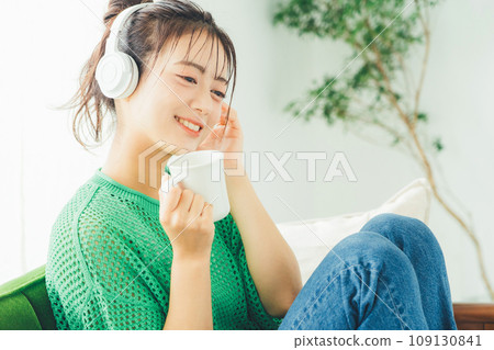 年輕女子在房間裡聽音樂 109130841