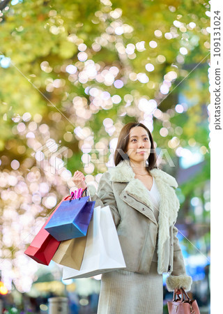 A woman carrying many shopping bags A woman carrying many shopping bags 109131024