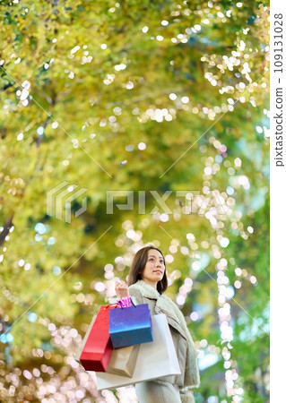 一個女人拎著很多購物袋 109131028