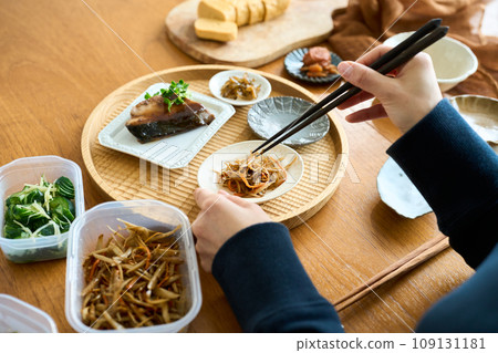 一位女士正在提供準備好的配菜 109131181