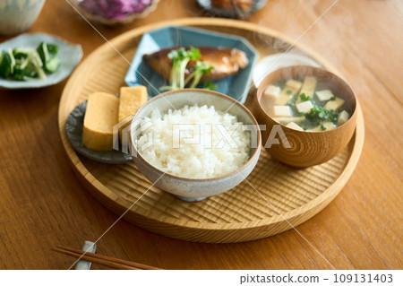 healthy japanese breakfast 109131403
