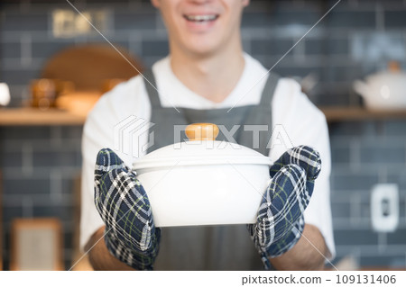 一個男人拿著一罐成品食物 109131406