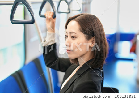 一個女人站著，手裡拿著火車帶 109131851
