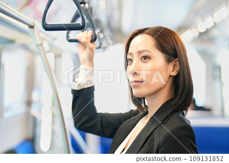 一個女人站著,手裡拿著火車帶 一個女人站著,手裡拿著火車帶 109131852