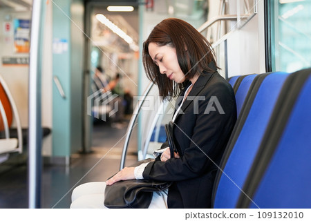 一名女子在火車上感覺身體不適 一名女子在火車上感覺身體不適 109132010