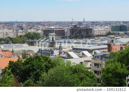 Chain bridge over the Danube River/Budapest, Hungary Chain bridge over the Danube River/Budapest, Hungary 109132812