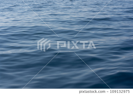 海光蕩漾著海面的波浪 109132975