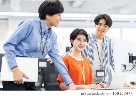 Young male engineer having a meeting in the office Young male engineer having a meeting in the office 109133474