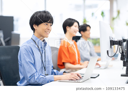 年輕男性和女性工程師在辦公室開會 109133475