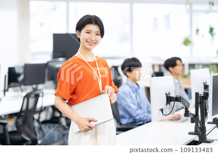 年輕男性和女性工程師在辦公室開會 109133483