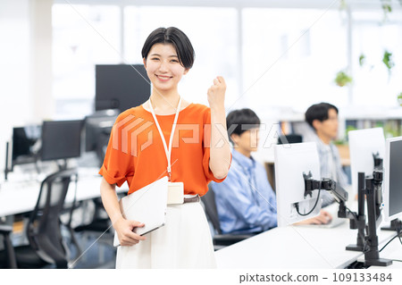 年輕男性和女性工程師在辦公室開會 109133484