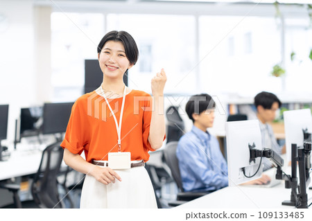 年輕男性和女性工程師在辦公室開會 109133485