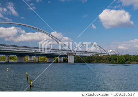 淀川上的單軌鐵橋和鳥海橋 淀川上的單軌鐵橋和鳥海橋 109133537