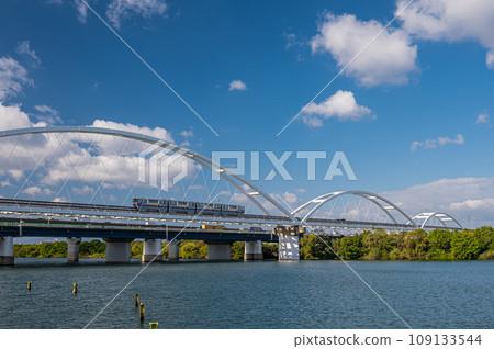 列車穿過淀川單軌鐵路橋 109133544