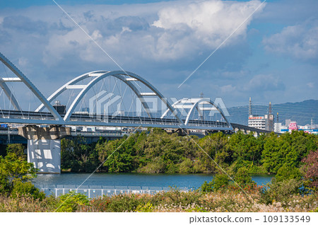 Monorail bridge over the Yodo River 109133549