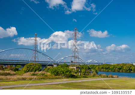淀川上的單軌鐵路橋和輸電線路塔 淀川上的單軌鐵路橋和輸電線路塔 109133557