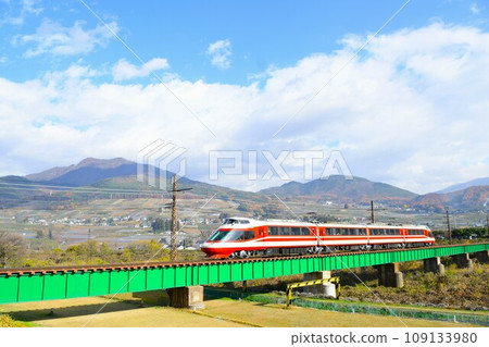 長野電鐵的特急列車穿越信州高原 長野電鐵的特急列車穿越信州高原 109133980