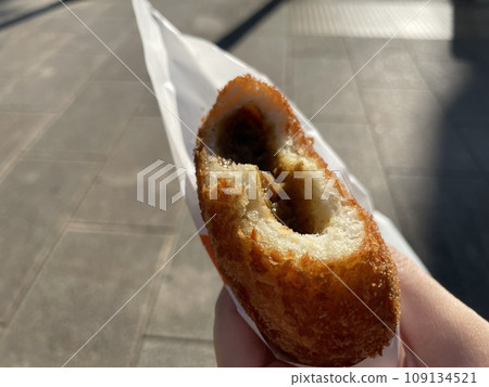 Curry bread: A classic savory bread with a crispy exterior and a spicy interior. Curry bread: A classic savory bread with a crispy exterior and a spicy interior. 109134521