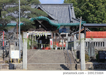 從瀧宮天滿宮參道眺望秋天的參拜殿 109135884