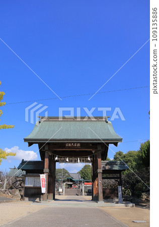 秋天的瀧宮天滿宮，從大門看到的參拜殿 109135886