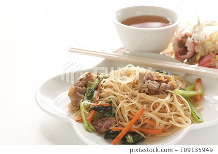 stir-fried rice noodles 109135949