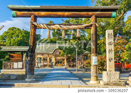 奈良縣生駒郡斑鳩町龍田神社鳥居 奈良縣生駒郡斑鳩町龍田神社鳥居 109136207