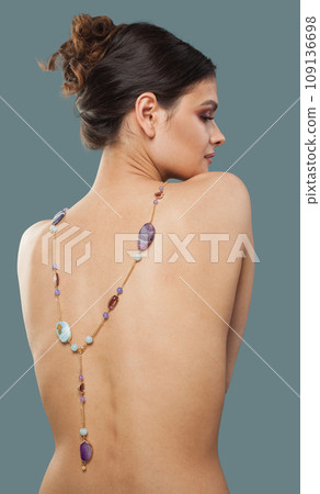 Back photo of jewelry model brunette woman with healthy clear skin and dark brown hair 109136698