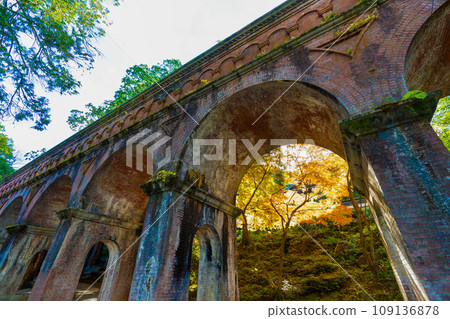 京都的秋葉南禪寺水樓閣 京都的秋葉南禪寺水樓閣 109136878