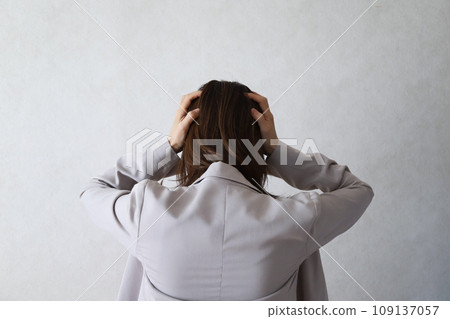 一個女人抱著頭擔心的圖片 一個女人抱著頭擔心的圖片 109137057